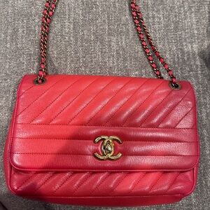 CHANEL Red Quilted Leather Shoulder Bag with Gold Chain